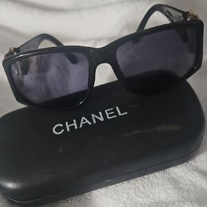 CHANEL Elegant Black Sunglasses